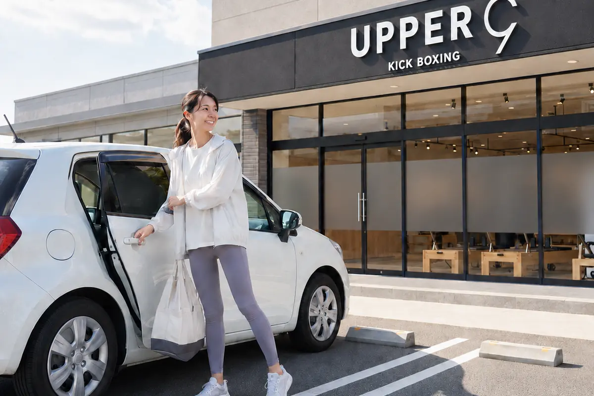 駐車場に車を停めてUPPER 9のスタジオへ向かう女性