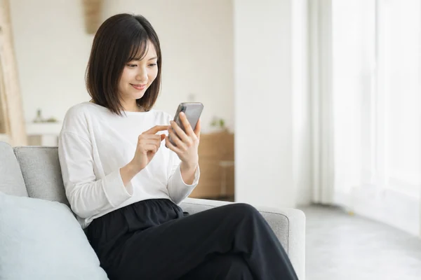 スマートフォンで体験を予約する様子