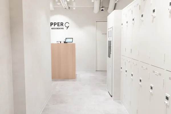 UPPER 9 十条店の更衣室に並ぶロッカー